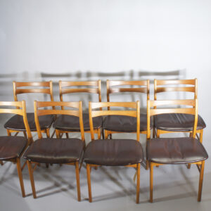 Side chairs in beech and teak. Seats in leather. Matstolar i bok och teak sits i skinn. Wigerdals Värld