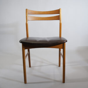 Side chairs in beech and teak. Seats in leather. åtta 8 st Matstolar i