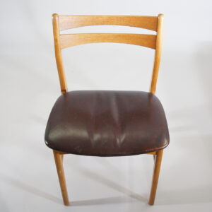 Side chairs in beech and teak. Seats in leather. Matstolar i bok och teak. 50-tal. Wigerdal.com