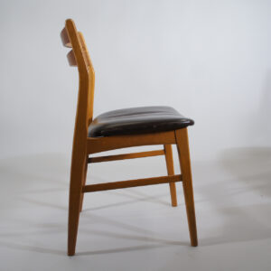 Side chairs in beech and teak. Seats in leather. Matstolar i bok och teak. Sits i läder. Wigerdals.com