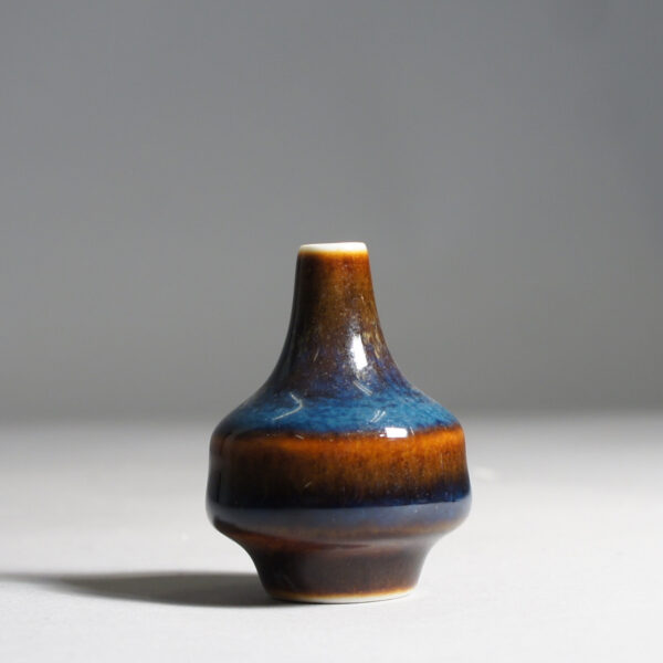 Carl-Harry Stålhane for Rörstrand, Sweden. Miniature Ceramic vase with glossy glaze. Miniatyrvas i keramik med blank glasyr wigerdals Värld