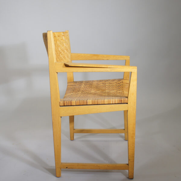 A pair of arm chairs in oak and rattan. Wigerdals Värld Ett par karmstolar i ek och rotting