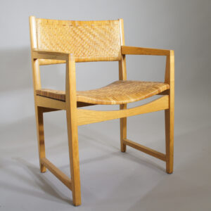 A pair of arm chairs in oak and rattan. Ett par karmstolar i ek och rotting. Wigerdals.se