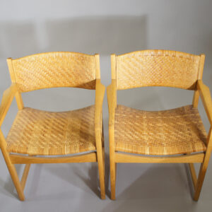 A pair of arm chairs in oak and rattan.. Karmstolar i ek och rotting Wigerdals värld