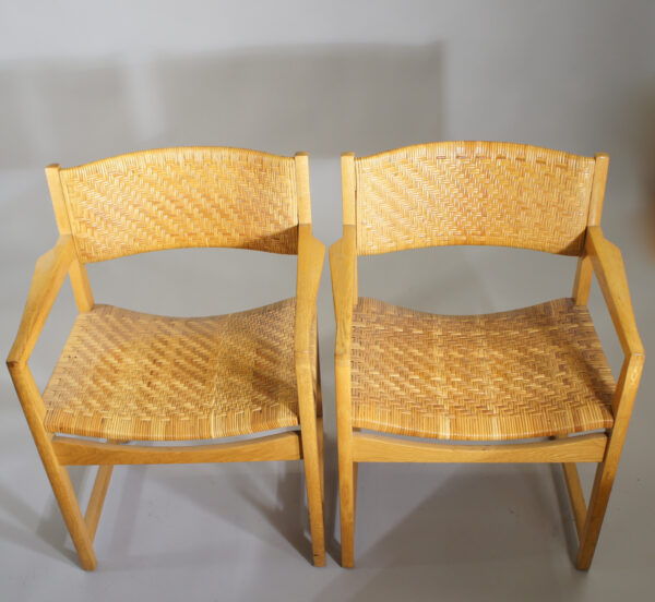 A pair of arm chairs in oak and rattan.. Karmstolar i ek och rotting Wigerdals värld