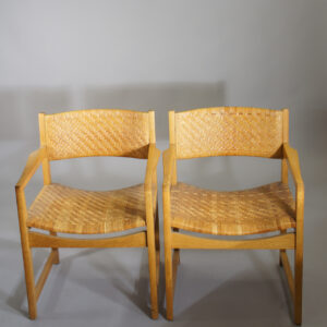 A pair of arm chairs in oak and rattan. Karmstolar i rotting och ek Wigerdals.com