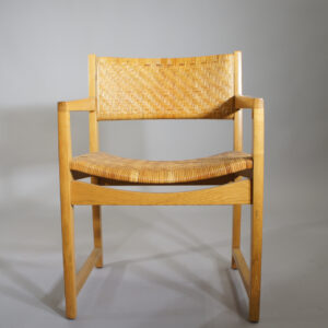 A pair of arm chairs in oak and rattan. Ett par karmstolar i rotting och ek. Wigerdals Värld