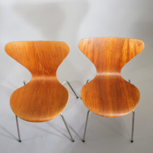 A vintage pair of Arne Jacobsens' Serie 7 or 3107 in teak. Stolar 7an sjuan Wigedals