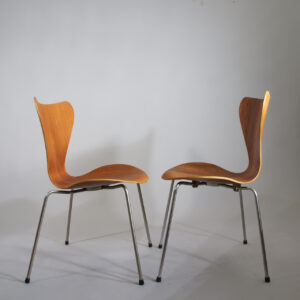 A vintage pair of Arne Jacobsens' Serie 7 or 3107 in teak. Sjuan stolar 7an Wigerdals Värld