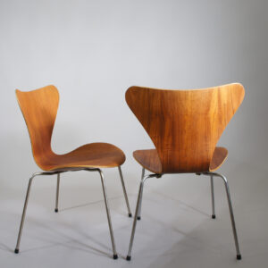 A vintage pair of Arne Jacobsens' Serie 7 or 3107 in teak. Stolar 7:an sjuan Wigerdals