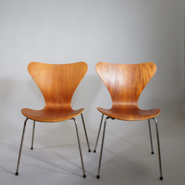 A vintage pair of Arne Jacobsens' Serie 7 or 3107 in teak. Sjuan 7:an Wigerdals