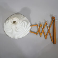 Wall lamp in oak with original shade by Le Klint, Denmark. Mod 335. Vägglampa i ek wigerdals.se