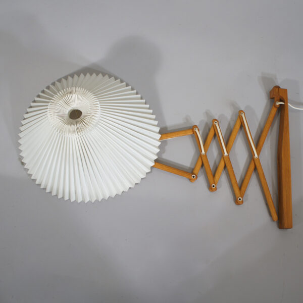 Wall lamp in oak with original shade by Le Klint, Denmark. Mod 335. Vägglampa i ek wigerdals.se