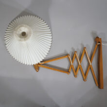 Wall lamp in oak with original shade by Le Klint, Denmark. Mod 335. Vägglampa i ek wigerdals värld