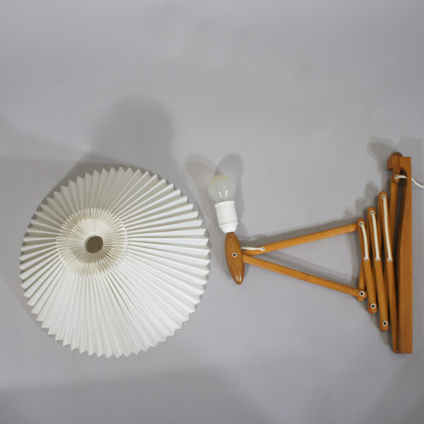 Wall lamp in oak with original shade by Le Klint, Denmark. Mod 335. Vägglampa i ek med orginalskärm Wigerdals.com