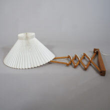Wall lamp in oak with original shade by Le Klint, Denmark. Mod 335. Vägglampa i ek wigerdal