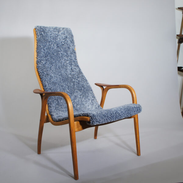 Yngve Ekström for Swedese. "Lamino". Easy chair in oak, teak and sheep skin. Fåtölj i teak,ek och fårskinn. Wigerdals Värld