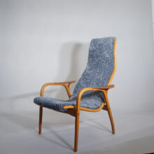 Yngve Ekström for Swedese. "Lamino". Easy chair in oak, teak and sheep skin. Wigerdal.com
