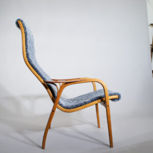 Yngve Ekström for Swedese. "Lamino". Easy chair in oak, teak and sheep skin. Fåtölj i fårskinn teak och ek. "Lamino". Wigerdals.se