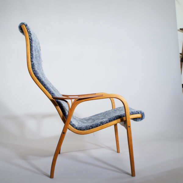Yngve Ekström for Swedese. "Lamino". Easy chair in oak, teak and sheep skin. Fåtölj i fårskinn teak och ek. "Lamino". Wigerdals.se