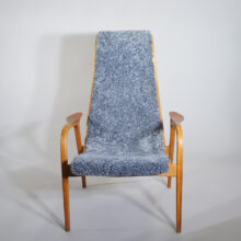 Yngve Ekström for Swedese. "Lamino". Easy chair in oak, teak and sheep skin. Wigerdals Fåtölj i fårskinn, teak och ek. Wigerdals Värld
