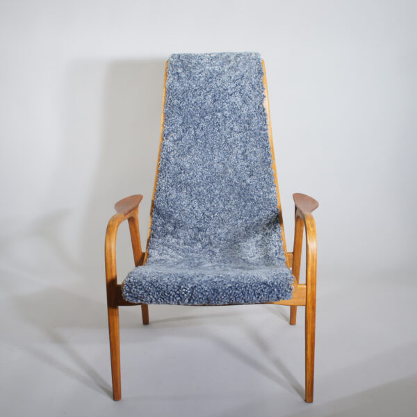 Yngve Ekström for Swedese. "Lamino". Easy chair in oak, teak and sheep skin. Wigerdals Fåtölj i fårskinn, teak och ek. Wigerdals Värld