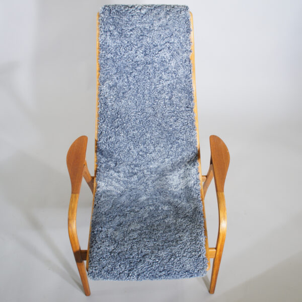 Yngve Ekström for Swedese. "Lamino". Easy chair in oak, teak and sheep skin. Fåtölj i teak ek och fårskinn. "Lamino". Wigerdals Värld