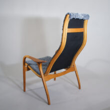 Yngve Ekström for Swedese. "Lamino". Easy chair in oak, teak and sheep skin. Fåtölj i fårskinn, teak och ek. "Lamino". Wigerdals Värld