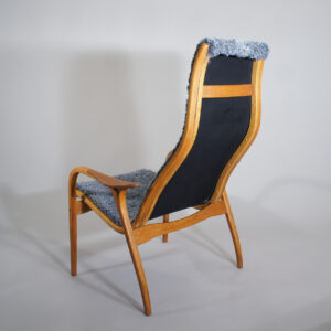 Yngve Ekström for Swedese. "Lamino". Easy chair in oak, teak and sheep skin. Fåtölj i fårskinn, teak och ek. "Lamino". Wigerdals Värld