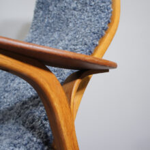 Yngve Ekström for Swedese. "Lamino". Easy chair in oak, teak and sheep skin. Fåtölj "Lamino" i teak ek och fårskinn Wigerdal.com