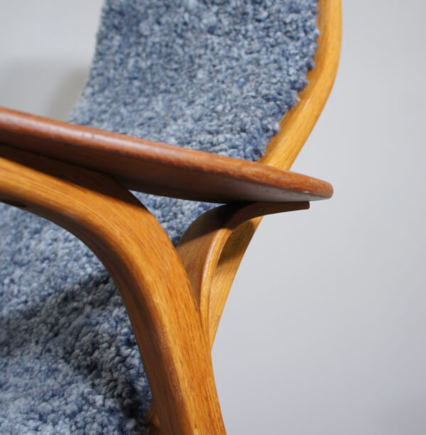 Yngve Ekström for Swedese. "Lamino". Easy chair in oak, teak and sheep skin. Fåtölj "Lamino" i teak ek och fårskinn Wigerdal.com