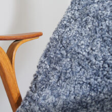 Yngve Ekström for Swedese. "Lamino". Easy chair in oak, teak and sheep skin. Fåtölj teak ek fårskinn. Lamino Wigerdals värld