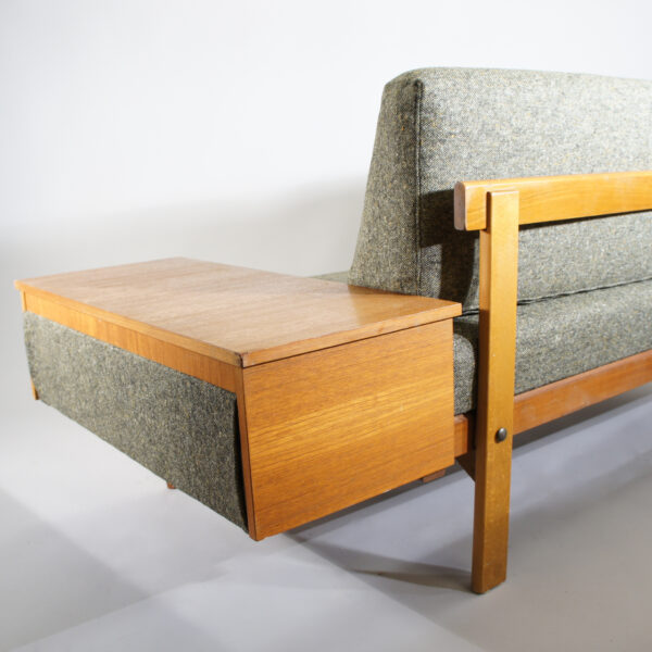 Day bed in teak and new upholstering in wool by Ekornes. Dagbädd i teak med ullklädsel. Wigerdal.se