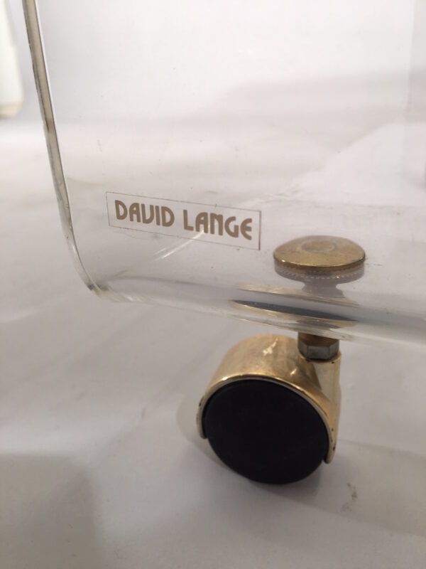 Side table in clear plexiglass on wheels by David Lange, France. Rullbord i plexiglas. Wigerdals