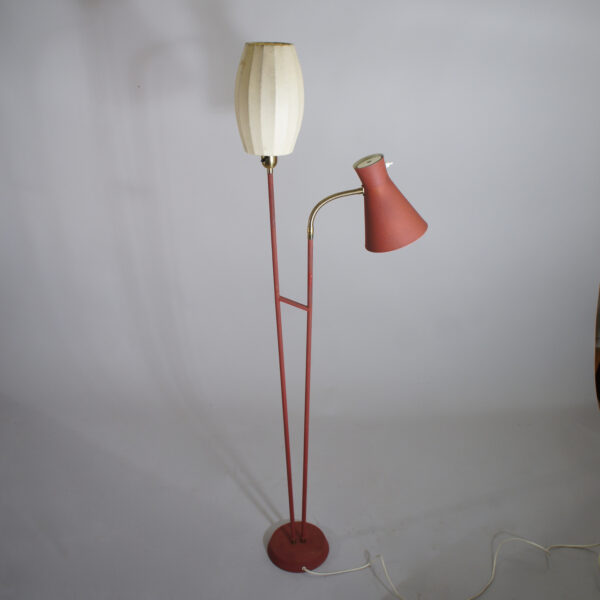 1950's floor lamp in painted metal and rubber coating. Golvlampa 1950-tal Wigerdals Värld