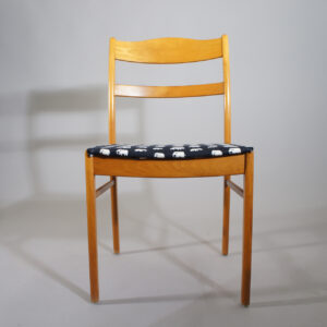 4 chairs in beech and birch with fabric from Svenskt tenn. 4 matstolar i bok. Wigerdals Värld