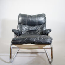 A pair of easy chairs in leather steel rods and canvas. Ett par fåtöljer i skinn stålrör och kanvas Wigerdals värld