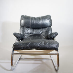 A pair of easy chairs in leather steel rods and canvas. Ett par fåtöljer i skinn stålrör och kanvas Wigerdals värld