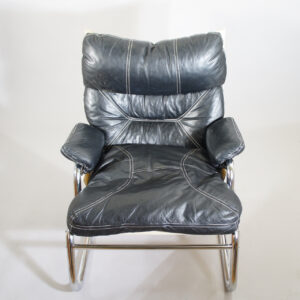 A pair of easy chairs in leather steel rods and canvas. Ett par fåtöljer i skinn stålrör coh kanvas Wigerdals Värld
