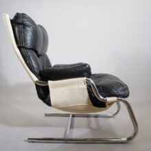 A pair of easy chairs in leather steel rods and canvas. Ett par fåtöljer i skinn stålrör och kanvas Wigerdals Värld