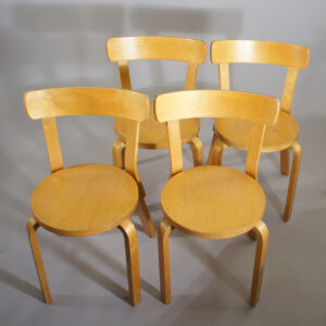 Aalvar Alto for Artek. 4 chairs in birch mod 68. 4st stolar Wigerdals Värld