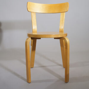 Aalvar Alto for Artek. 4 chairs in birch mod 68. 4 st stolar Wigerdals Värld