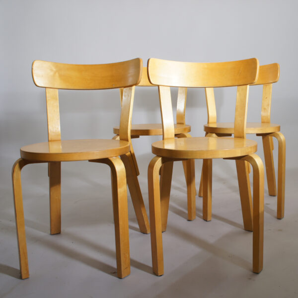 Aalvar Alto for Artek. 4 chairs in birch mod 68. 4 matstolar wigerdals