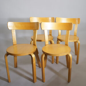 Aalvar Alto for Artek. 4 chairs in birch mod 68. 4 stolar Wigerdals Värld