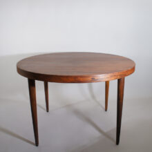 1960's round dining table with extension board in rosewood by Kai Kristiansen, Denmark. Runt matbord i jakaranda med iläggskiva. Wigerdals.com
