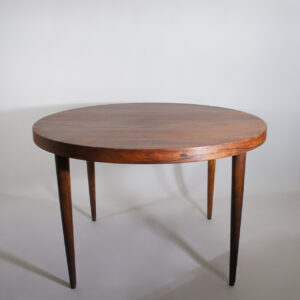 1960's round dining table with extension board in rosewood by Kai Kristiansen, Denmark. Runt matbord i jakaranda med iläggskiva. Wigerdals.com