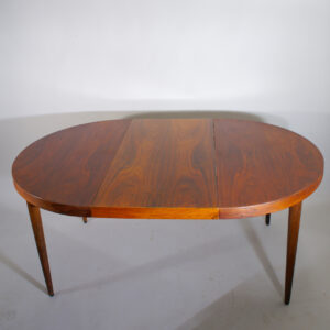 1960's round dining table with extension board in rosewood by Kai Kristiansen, Denmark. Runt matbord i jakaranda med iläggsskiva Wigerdals Värld