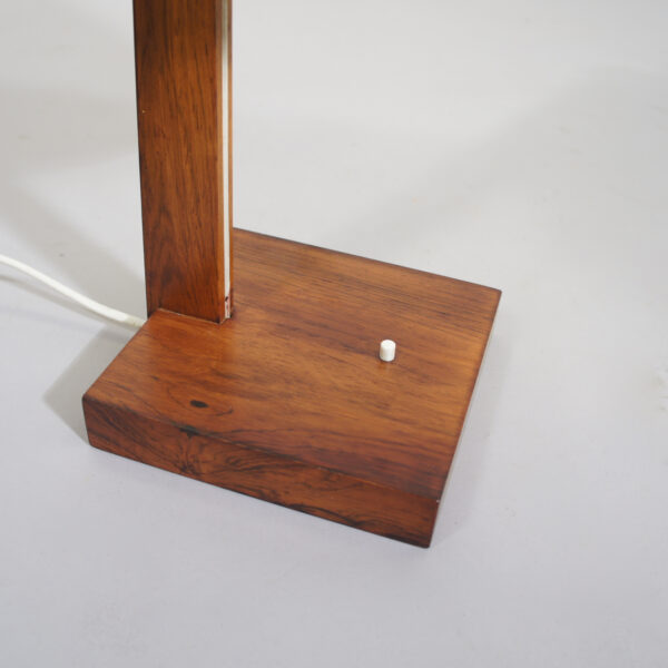 Desk lamp in rosewood by Uno & Östen Kristiansson for Luxus, Sweden. Bordslampa i jakaranda. Wigerdals Värld