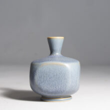 Anders Dolk, Bältarbo Sweden. Signed minature vase in stoneware with harefur glaze. Miniatyrvas i stengods Wigerdals