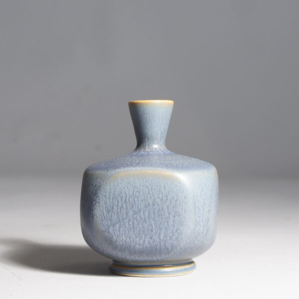 Anders Dolk, Bältarbo Sweden. Signed minature vase in stoneware with harefur glaze. Miniatyrvas i stengods Wigerdals